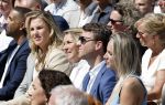 Amsterdam 15 juli 2024
Herdenkingsmonument Peter R. de Vries onthuld in Amsterdam Het kunstwerk bestaat uit twee bronzen handen die in elkaar grijpen en is gemaakt door kunstenares Rini Hurkmans. Burgemeester Femke Halsema en Kelly de Vries spreken tijdens de onthulling van het monument. Humbert Tan presenteert het . Ook zijn vrouw Jaqueline de Vries zoon Royce de Vries (met vrouw ) en Kelly de Vries (met partner) waren natuurlijk aanwezig .