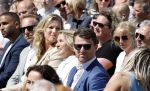 Amsterdam 15 juli 2024
Herdenkingsmonument Peter R. de Vries onthuld in Amsterdam Het kunstwerk bestaat uit twee bronzen handen die in elkaar grijpen en is gemaakt door kunstenares Rini Hurkmans. Burgemeester Femke Halsema en Kelly de Vries spreken tijdens de onthulling van het monument. Humbert Tan presenteert het . Ook zijn vrouw Jaqueline de Vries zoon Royce de Vries (met vrouw ) en Kelly de Vries (met partner) waren natuurlijk aanwezig .