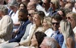 Amsterdam 15 juli 2024
Herdenkingsmonument Peter R. de Vries onthuld in Amsterdam Het kunstwerk bestaat uit twee bronzen handen die in elkaar grijpen en is gemaakt door kunstenares Rini Hurkmans. Burgemeester Femke Halsema en Kelly de Vries spreken tijdens de onthulling van het monument. Humbert Tan presenteert het . Ook zijn vrouw Jaqueline de Vries zoon Royce de Vries (met vrouw ) en Kelly de Vries (met partner) waren natuurlijk aanwezig .