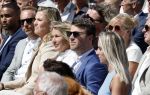 Amsterdam 15 juli 2024
Herdenkingsmonument Peter R. de Vries onthuld in Amsterdam Het kunstwerk bestaat uit twee bronzen handen die in elkaar grijpen en is gemaakt door kunstenares Rini Hurkmans. Burgemeester Femke Halsema en Kelly de Vries spreken tijdens de onthulling van het monument. Humbert Tan presenteert het . Ook zijn vrouw Jaqueline de Vries zoon Royce de Vries (met vrouw ) en Kelly de Vries (met partner) waren natuurlijk aanwezig .