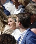 Amsterdam 15 juli 2024
Herdenkingsmonument Peter R. de Vries onthuld in Amsterdam Het kunstwerk bestaat uit twee bronzen handen die in elkaar grijpen en is gemaakt door kunstenares Rini Hurkmans. Burgemeester Femke Halsema en Kelly de Vries spreken tijdens de onthulling van het monument. Humbert Tan presenteert het . Ook zijn vrouw Jaqueline de Vries zoon Royce de Vries (met vrouw ) en Kelly de Vries (met partner) waren natuurlijk aanwezig .