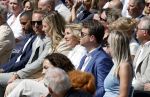 Amsterdam 15 juli 2024
Herdenkingsmonument Peter R. de Vries onthuld in Amsterdam Het kunstwerk bestaat uit twee bronzen handen die in elkaar grijpen en is gemaakt door kunstenares Rini Hurkmans. Burgemeester Femke Halsema en Kelly de Vries spreken tijdens de onthulling van het monument. Humbert Tan presenteert het . Ook zijn vrouw Jaqueline de Vries zoon Royce de Vries (met vrouw ) en Kelly de Vries (met partner) waren natuurlijk aanwezig .