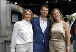 Amsterdam 15 juli 2024
Herdenkingsmonument Peter R. de Vries onthuld in Amsterdam Het kunstwerk bestaat uit twee bronzen handen die in elkaar grijpen en is gemaakt door kunstenares Rini Hurkmans. Burgemeester Femke Halsema en Kelly de Vries spreken tijdens de onthulling van het monument. Humbert Tan presenteert het . Ook zijn vrouw Jaqueline de Vries zoon Royce de Vries (met vrouw ) en Kelly de Vries (met partner) waren natuurlijk aanwezig .