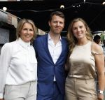 Amsterdam 15 juli 2024
Herdenkingsmonument Peter R. de Vries onthuld in Amsterdam Het kunstwerk bestaat uit twee bronzen handen die in elkaar grijpen en is gemaakt door kunstenares Rini Hurkmans. Burgemeester Femke Halsema en Kelly de Vries spreken tijdens de onthulling van het monument. Humbert Tan presenteert het . Ook zijn vrouw Jaqueline de Vries zoon Royce de Vries (met vrouw ) en Kelly de Vries (met partner) waren natuurlijk aanwezig .