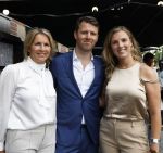 Amsterdam 15 juli 2024
Herdenkingsmonument Peter R. de Vries onthuld in Amsterdam Het kunstwerk bestaat uit twee bronzen handen die in elkaar grijpen en is gemaakt door kunstenares Rini Hurkmans. Burgemeester Femke Halsema en Kelly de Vries spreken tijdens de onthulling van het monument. Humbert Tan presenteert het . Ook zijn vrouw Jaqueline de Vries zoon Royce de Vries (met vrouw ) en Kelly de Vries (met partner) waren natuurlijk aanwezig .