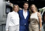 Amsterdam 15 juli 2024
Herdenkingsmonument Peter R. de Vries onthuld in Amsterdam Het kunstwerk bestaat uit twee bronzen handen die in elkaar grijpen en is gemaakt door kunstenares Rini Hurkmans. Burgemeester Femke Halsema en Kelly de Vries spreken tijdens de onthulling van het monument. Humbert Tan presenteert het . Ook zijn vrouw Jaqueline de Vries zoon Royce de Vries (met vrouw ) en Kelly de Vries (met partner) waren natuurlijk aanwezig .