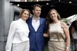 Amsterdam 15 juli 2024
Herdenkingsmonument Peter R. de Vries onthuld in Amsterdam Het kunstwerk bestaat uit twee bronzen handen die in elkaar grijpen en is gemaakt door kunstenares Rini Hurkmans. Burgemeester Femke Halsema en Kelly de Vries spreken tijdens de onthulling van het monument. Humbert Tan presenteert het . Ook zijn vrouw Jaqueline de Vries zoon Royce de Vries (met vrouw ) en Kelly de Vries (met partner) waren natuurlijk aanwezig .