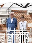 Amsterdam 15 juli 2024
Herdenkingsmonument Peter R. de Vries onthuld in Amsterdam Het kunstwerk bestaat uit twee bronzen handen die in elkaar grijpen en is gemaakt door kunstenares Rini Hurkmans. Burgemeester Femke Halsema en Kelly de Vries spreken tijdens de onthulling van het monument. Humbert Tan presenteert het . Ook zijn vrouw Jaqueline de Vries zoon Royce de Vries (met vrouw ) en Kelly de Vries (met partner) waren natuurlijk aanwezig . Jan Slagter