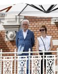 Amsterdam 15 juli 2024
Herdenkingsmonument Peter R. de Vries onthuld in Amsterdam Het kunstwerk bestaat uit twee bronzen handen die in elkaar grijpen en is gemaakt door kunstenares Rini Hurkmans. Burgemeester Femke Halsema en Kelly de Vries spreken tijdens de onthulling van het monument. Humbert Tan presenteert het . Ook zijn vrouw Jaqueline de Vries zoon Royce de Vries (met vrouw ) en Kelly de Vries (met partner) waren natuurlijk aanwezig . Jan Slagter