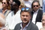 Amsterdam 15 juli 2024
Herdenkingsmonument Peter R. de Vries onthuld in Amsterdam Het kunstwerk bestaat uit twee bronzen handen die in elkaar grijpen en is gemaakt door kunstenares Rini Hurkmans. Burgemeester Femke Halsema en Kelly de Vries spreken tijdens de onthulling van het monument. Humbert Tan presenteert het . Ook zijn vrouw Jaqueline de Vries zoon Royce de Vries (met vrouw ) en Kelly de Vries (met partner) waren natuurlijk aanwezig . Jan Hein Kuipers