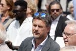 Amsterdam 15 juli 2024
Herdenkingsmonument Peter R. de Vries onthuld in Amsterdam Het kunstwerk bestaat uit twee bronzen handen die in elkaar grijpen en is gemaakt door kunstenares Rini Hurkmans. Burgemeester Femke Halsema en Kelly de Vries spreken tijdens de onthulling van het monument. Humbert Tan presenteert het . Ook zijn vrouw Jaqueline de Vries zoon Royce de Vries (met vrouw ) en Kelly de Vries (met partner) waren natuurlijk aanwezig . Jan Hein Kuipers