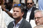Amsterdam 15 juli 2024
Herdenkingsmonument Peter R. de Vries onthuld in Amsterdam Het kunstwerk bestaat uit twee bronzen handen die in elkaar grijpen en is gemaakt door kunstenares Rini Hurkmans. Burgemeester Femke Halsema en Kelly de Vries spreken tijdens de onthulling van het monument. Humbert Tan presenteert het . Ook zijn vrouw Jaqueline de Vries zoon Royce de Vries (met vrouw ) en Kelly de Vries (met partner) waren natuurlijk aanwezig . Jan Hein Kuipers