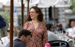 Amsterdam 9 juli 2024
Katja Schuurman op terras in Amsterdam zuid met een kennis . Ze eten oesters