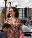 Amsterdam 9 juli 2024
Katja Schuurman op terras in Amsterdam zuid met een kennis . Ze eten oesters