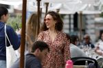 Amsterdam 9 juli 2024
Katja Schuurman op terras in Amsterdam zuid met een kennis . Ze eten oesters