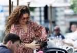 Amsterdam 9 juli 2024
Katja Schuurman op terras in Amsterdam zuid met een kennis . Ze eten oesters
