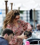 Amsterdam 9 juli 2024
Katja Schuurman op terras in Amsterdam zuid met een kennis . Ze eten oesters