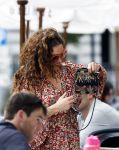 Amsterdam 9 juli 2024
Katja Schuurman op terras in Amsterdam zuid met een kennis . Ze eten oesters