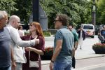 Amsterdam 15 juli 2024
Herdenkingsmonument Peter R. de Vries onthuld in Amsterdam Het kunstwerk bestaat uit twee bronzen handen die in elkaar grijpen en is gemaakt door kunstenares Rini Hurkmans. Burgemeester Femke Halsema en Kelly de Vries spreken tijdens de onthulling van het monument. Humbert Tan presenteert het . Ook zijn vrouw Jaqueline de Vries zoon Royce de Vries (met vrouw ) en Kelly de Vries (met partner) waren natuurlijk aanwezig . Kees v d Spek met partner
