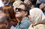Amsterdam 15 juli 2024
Herdenkingsmonument Peter R. de Vries onthuld in Amsterdam Het kunstwerk bestaat uit twee bronzen handen die in elkaar grijpen en is gemaakt door kunstenares Rini Hurkmans. Burgemeester Femke Halsema en Kelly de Vries spreken tijdens de onthulling van het monument. Humbert Tan presenteert het . Ook zijn vrouw Jaqueline de Vries zoon Royce de Vries (met vrouw ) en Kelly de Vries (met partner) waren natuurlijk aanwezig . Kees v d Spek met partner