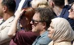 Amsterdam 15 juli 2024
Herdenkingsmonument Peter R. de Vries onthuld in Amsterdam Het kunstwerk bestaat uit twee bronzen handen die in elkaar grijpen en is gemaakt door kunstenares Rini Hurkmans. Burgemeester Femke Halsema en Kelly de Vries spreken tijdens de onthulling van het monument. Humbert Tan presenteert het . Ook zijn vrouw Jaqueline de Vries zoon Royce de Vries (met vrouw ) en Kelly de Vries (met partner) waren natuurlijk aanwezig . Kees v d Spek met partner