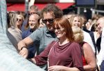 Amsterdam 15 juli 2024
Herdenkingsmonument Peter R. de Vries onthuld in Amsterdam Het kunstwerk bestaat uit twee bronzen handen die in elkaar grijpen en is gemaakt door kunstenares Rini Hurkmans. Burgemeester Femke Halsema en Kelly de Vries spreken tijdens de onthulling van het monument. Humbert Tan presenteert het . Ook zijn vrouw Jaqueline de Vries zoon Royce de Vries (met vrouw ) en Kelly de Vries (met partner) waren natuurlijk aanwezig . Kees v d Spek met partner