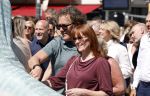Amsterdam 15 juli 2024
Herdenkingsmonument Peter R. de Vries onthuld in Amsterdam Het kunstwerk bestaat uit twee bronzen handen die in elkaar grijpen en is gemaakt door kunstenares Rini Hurkmans. Burgemeester Femke Halsema en Kelly de Vries spreken tijdens de onthulling van het monument. Humbert Tan presenteert het . Ook zijn vrouw Jaqueline de Vries zoon Royce de Vries (met vrouw ) en Kelly de Vries (met partner) waren natuurlijk aanwezig . Kees v d Spek met partner