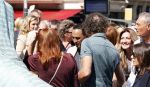 Amsterdam 15 juli 2024
Herdenkingsmonument Peter R. de Vries onthuld in Amsterdam Het kunstwerk bestaat uit twee bronzen handen die in elkaar grijpen en is gemaakt door kunstenares Rini Hurkmans. Burgemeester Femke Halsema en Kelly de Vries spreken tijdens de onthulling van het monument. Humbert Tan presenteert het . Ook zijn vrouw Jaqueline de Vries zoon Royce de Vries (met vrouw ) en Kelly de Vries (met partner) waren natuurlijk aanwezig . Kees v d Spek met partner