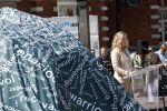 Amsterdam 15 juli 2024
Herdenkingsmonument Peter R. de Vries onthuld in Amsterdam Het kunstwerk bestaat uit twee bronzen handen die in elkaar grijpen en is gemaakt door kunstenares Rini Hurkmans. Burgemeester Femke Halsema en Kelly de Vries spreken tijdens de onthulling van het monument. Humbert Tan presenteert het . Ook zijn vrouw Jaqueline de Vries zoon Royce de Vries (met vrouw ) en Kelly de Vries (met partner) waren natuurlijk aanwezig .