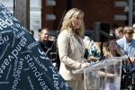 Amsterdam 15 juli 2024
Herdenkingsmonument Peter R. de Vries onthuld in Amsterdam Het kunstwerk bestaat uit twee bronzen handen die in elkaar grijpen en is gemaakt door kunstenares Rini Hurkmans. Burgemeester Femke Halsema en Kelly de Vries spreken tijdens de onthulling van het monument. Humbert Tan presenteert het . Ook zijn vrouw Jaqueline de Vries zoon Royce de Vries (met vrouw ) en Kelly de Vries (met partner) waren natuurlijk aanwezig .