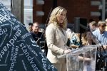 Amsterdam 15 juli 2024
Herdenkingsmonument Peter R. de Vries onthuld in Amsterdam Het kunstwerk bestaat uit twee bronzen handen die in elkaar grijpen en is gemaakt door kunstenares Rini Hurkmans. Burgemeester Femke Halsema en Kelly de Vries spreken tijdens de onthulling van het monument. Humbert Tan presenteert het . Ook zijn vrouw Jaqueline de Vries zoon Royce de Vries (met vrouw ) en Kelly de Vries (met partner) waren natuurlijk aanwezig .