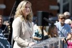 Amsterdam 15 juli 2024
Herdenkingsmonument Peter R. de Vries onthuld in Amsterdam Het kunstwerk bestaat uit twee bronzen handen die in elkaar grijpen en is gemaakt door kunstenares Rini Hurkmans. Burgemeester Femke Halsema en Kelly de Vries spreken tijdens de onthulling van het monument. Humbert Tan presenteert het . Ook zijn vrouw Jaqueline de Vries zoon Royce de Vries (met vrouw ) en Kelly de Vries (met partner) waren natuurlijk aanwezig .