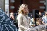 Amsterdam 15 juli 2024
Herdenkingsmonument Peter R. de Vries onthuld in Amsterdam Het kunstwerk bestaat uit twee bronzen handen die in elkaar grijpen en is gemaakt door kunstenares Rini Hurkmans. Burgemeester Femke Halsema en Kelly de Vries spreken tijdens de onthulling van het monument. Humbert Tan presenteert het . Ook zijn vrouw Jaqueline de Vries zoon Royce de Vries (met vrouw ) en Kelly de Vries (met partner) waren natuurlijk aanwezig .