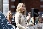 Amsterdam 15 juli 2024
Herdenkingsmonument Peter R. de Vries onthuld in Amsterdam Het kunstwerk bestaat uit twee bronzen handen die in elkaar grijpen en is gemaakt door kunstenares Rini Hurkmans. Burgemeester Femke Halsema en Kelly de Vries spreken tijdens de onthulling van het monument. Humbert Tan presenteert het . Ook zijn vrouw Jaqueline de Vries zoon Royce de Vries (met vrouw ) en Kelly de Vries (met partner) waren natuurlijk aanwezig .