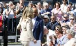 Amsterdam 15 juli 2024
Herdenkingsmonument Peter R. de Vries onthuld in Amsterdam Het kunstwerk bestaat uit twee bronzen handen die in elkaar grijpen en is gemaakt door kunstenares Rini Hurkmans. Burgemeester Femke Halsema en Kelly de Vries spreken tijdens de onthulling van het monument. Humbert Tan presenteert het . Ook zijn vrouw Jaqueline de Vries zoon Royce de Vries (met vrouw ) en Kelly de Vries (met partner) waren natuurlijk aanwezig .