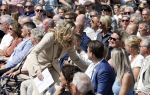 Amsterdam 15 juli 2024
Herdenkingsmonument Peter R. de Vries onthuld in Amsterdam Het kunstwerk bestaat uit twee bronzen handen die in elkaar grijpen en is gemaakt door kunstenares Rini Hurkmans. Burgemeester Femke Halsema en Kelly de Vries spreken tijdens de onthulling van het monument. Humbert Tan presenteert het . Ook zijn vrouw Jaqueline de Vries zoon Royce de Vries (met vrouw ) en Kelly de Vries (met partner) waren natuurlijk aanwezig .