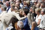 Amsterdam 15 juli 2024
Herdenkingsmonument Peter R. de Vries onthuld in Amsterdam Het kunstwerk bestaat uit twee bronzen handen die in elkaar grijpen en is gemaakt door kunstenares Rini Hurkmans. Burgemeester Femke Halsema en Kelly de Vries spreken tijdens de onthulling van het monument. Humbert Tan presenteert het . Ook zijn vrouw Jaqueline de Vries zoon Royce de Vries (met vrouw ) en Kelly de Vries (met partner) waren natuurlijk aanwezig .