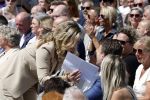 Amsterdam 15 juli 2024
Herdenkingsmonument Peter R. de Vries onthuld in Amsterdam Het kunstwerk bestaat uit twee bronzen handen die in elkaar grijpen en is gemaakt door kunstenares Rini Hurkmans. Burgemeester Femke Halsema en Kelly de Vries spreken tijdens de onthulling van het monument. Humbert Tan presenteert het . Ook zijn vrouw Jaqueline de Vries zoon Royce de Vries (met vrouw ) en Kelly de Vries (met partner) waren natuurlijk aanwezig .