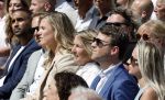 Amsterdam 15 juli 2024
Herdenkingsmonument Peter R. de Vries onthuld in Amsterdam Het kunstwerk bestaat uit twee bronzen handen die in elkaar grijpen en is gemaakt door kunstenares Rini Hurkmans. Burgemeester Femke Halsema en Kelly de Vries spreken tijdens de onthulling van het monument. Humbert Tan presenteert het . Ook zijn vrouw Jaqueline de Vries zoon Royce de Vries (met vrouw ) en Kelly de Vries (met partner) waren natuurlijk aanwezig .