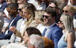 Amsterdam 15 juli 2024
Herdenkingsmonument Peter R. de Vries onthuld in Amsterdam Het kunstwerk bestaat uit twee bronzen handen die in elkaar grijpen en is gemaakt door kunstenares Rini Hurkmans. Burgemeester Femke Halsema en Kelly de Vries spreken tijdens de onthulling van het monument. Humbert Tan presenteert het . Ook zijn vrouw Jaqueline de Vries zoon Royce de Vries (met vrouw ) en Kelly de Vries (met partner) waren natuurlijk aanwezig .