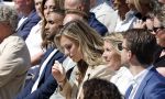 Amsterdam 15 juli 2024
Herdenkingsmonument Peter R. de Vries onthuld in Amsterdam Het kunstwerk bestaat uit twee bronzen handen die in elkaar grijpen en is gemaakt door kunstenares Rini Hurkmans. Burgemeester Femke Halsema en Kelly de Vries spreken tijdens de onthulling van het monument. Humbert Tan presenteert het . Ook zijn vrouw Jaqueline de Vries zoon Royce de Vries (met vrouw ) en Kelly de Vries (met partner) waren natuurlijk aanwezig .