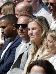 Amsterdam 15 juli 2024
Herdenkingsmonument Peter R. de Vries onthuld in Amsterdam Het kunstwerk bestaat uit twee bronzen handen die in elkaar grijpen en is gemaakt door kunstenares Rini Hurkmans. Burgemeester Femke Halsema en Kelly de Vries spreken tijdens de onthulling van het monument. Humbert Tan presenteert het . Ook zijn vrouw Jaqueline de Vries zoon Royce de Vries (met vrouw ) en Kelly de Vries (met partner) waren natuurlijk aanwezig .