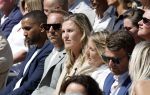 Amsterdam 15 juli 2024
Herdenkingsmonument Peter R. de Vries onthuld in Amsterdam Het kunstwerk bestaat uit twee bronzen handen die in elkaar grijpen en is gemaakt door kunstenares Rini Hurkmans. Burgemeester Femke Halsema en Kelly de Vries spreken tijdens de onthulling van het monument. Humbert Tan presenteert het . Ook zijn vrouw Jaqueline de Vries zoon Royce de Vries (met vrouw ) en Kelly de Vries (met partner) waren natuurlijk aanwezig .