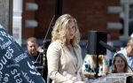 Amsterdam 15 juli 2024
Herdenkingsmonument Peter R. de Vries onthuld in Amsterdam Het kunstwerk bestaat uit twee bronzen handen die in elkaar grijpen en is gemaakt door kunstenares Rini Hurkmans. Burgemeester Femke Halsema en Kelly de Vries spreken tijdens de onthulling van het monument. Humbert Tan presenteert het . Ook zijn vrouw Jaqueline de Vries zoon Royce de Vries (met vrouw ) en Kelly de Vries (met partner) waren natuurlijk aanwezig .