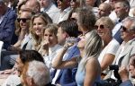 Amsterdam 15 juli 2024
Herdenkingsmonument Peter R. de Vries onthuld in Amsterdam Het kunstwerk bestaat uit twee bronzen handen die in elkaar grijpen en is gemaakt door kunstenares Rini Hurkmans. Burgemeester Femke Halsema en Kelly de Vries spreken tijdens de onthulling van het monument. Humbert Tan presenteert het . Ook zijn vrouw Jaqueline de Vries zoon Royce de Vries (met vrouw ) en Kelly de Vries (met partner) waren natuurlijk aanwezig .
