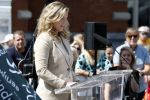 Amsterdam 15 juli 2024
Herdenkingsmonument Peter R. de Vries onthuld in Amsterdam Het kunstwerk bestaat uit twee bronzen handen die in elkaar grijpen en is gemaakt door kunstenares Rini Hurkmans. Burgemeester Femke Halsema en Kelly de Vries spreken tijdens de onthulling van het monument. Humbert Tan presenteert het . Ook zijn vrouw Jaqueline de Vries zoon Royce de Vries (met vrouw ) en Kelly de Vries (met partner) waren natuurlijk aanwezig .