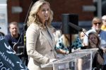 Amsterdam 15 juli 2024
Herdenkingsmonument Peter R. de Vries onthuld in Amsterdam Het kunstwerk bestaat uit twee bronzen handen die in elkaar grijpen en is gemaakt door kunstenares Rini Hurkmans. Burgemeester Femke Halsema en Kelly de Vries spreken tijdens de onthulling van het monument. Humbert Tan presenteert het . Ook zijn vrouw Jaqueline de Vries zoon Royce de Vries (met vrouw ) en Kelly de Vries (met partner) waren natuurlijk aanwezig .
