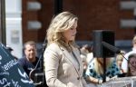Amsterdam 15 juli 2024
Herdenkingsmonument Peter R. de Vries onthuld in Amsterdam Het kunstwerk bestaat uit twee bronzen handen die in elkaar grijpen en is gemaakt door kunstenares Rini Hurkmans. Burgemeester Femke Halsema en Kelly de Vries spreken tijdens de onthulling van het monument. Humbert Tan presenteert het . Ook zijn vrouw Jaqueline de Vries zoon Royce de Vries (met vrouw ) en Kelly de Vries (met partner) waren natuurlijk aanwezig .