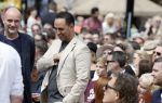 Amsterdam 15 juli 2024
Herdenkingsmonument Peter R. de Vries onthuld in Amsterdam Het kunstwerk bestaat uit twee bronzen handen die in elkaar grijpen en is gemaakt door kunstenares Rini Hurkmans. Burgemeester Femke Halsema en Kelly de Vries spreken tijdens de onthulling van het monument. Humbert Tan presenteert het . Ook zijn vrouw Jaqueline de Vries zoon Royce de Vries (met vrouw ) en Kelly de Vries (met partner) waren natuurlijk aanwezig . Khalid Kasem