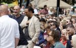 Amsterdam 15 juli 2024
Herdenkingsmonument Peter R. de Vries onthuld in Amsterdam Het kunstwerk bestaat uit twee bronzen handen die in elkaar grijpen en is gemaakt door kunstenares Rini Hurkmans. Burgemeester Femke Halsema en Kelly de Vries spreken tijdens de onthulling van het monument. Humbert Tan presenteert het . Ook zijn vrouw Jaqueline de Vries zoon Royce de Vries (met vrouw ) en Kelly de Vries (met partner) waren natuurlijk aanwezig . Khalid Kasem